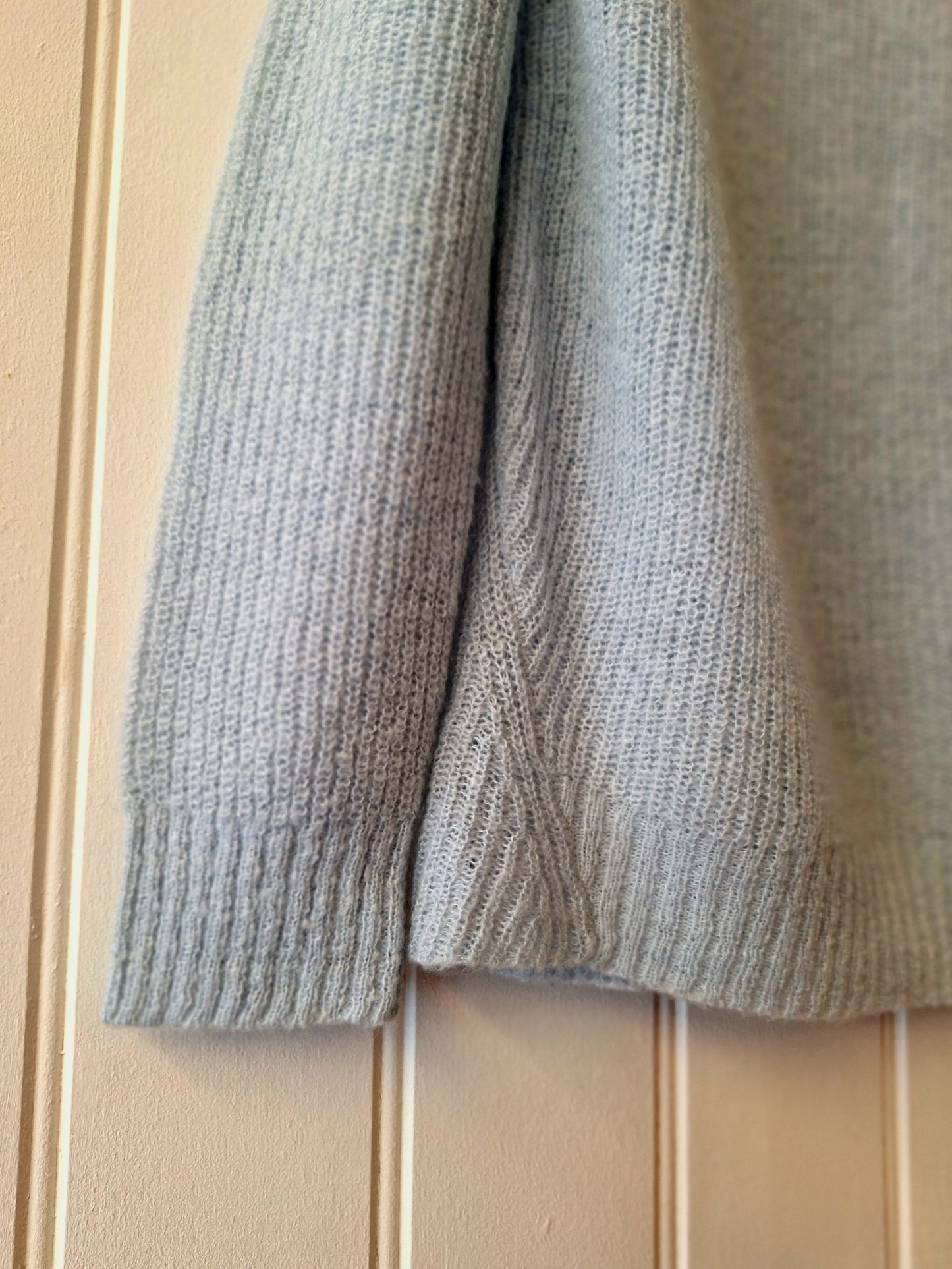 American Vintage pale blue V neck knit L