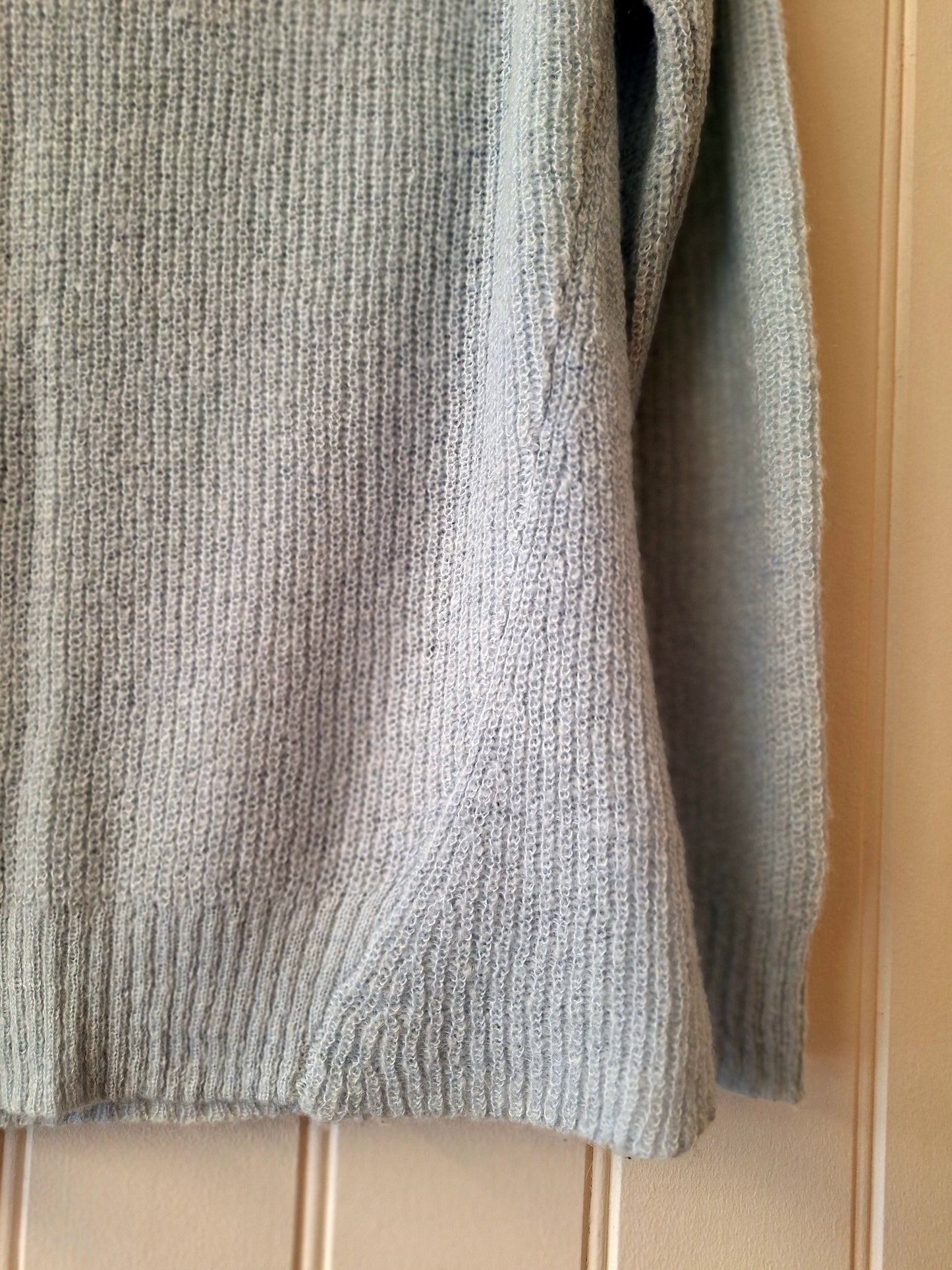 American Vintage pale blue V neck knit L